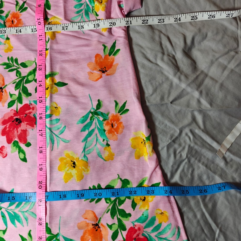 Dear Scarlett Lizzie Short Sleeve Wrinkle Free Floral Pink Split V-Neck Top Med - Picture 7 of 12
